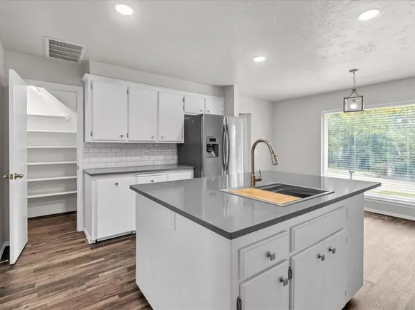 8213 Golden Oaks Rd, Oklahoma City, OK 73127