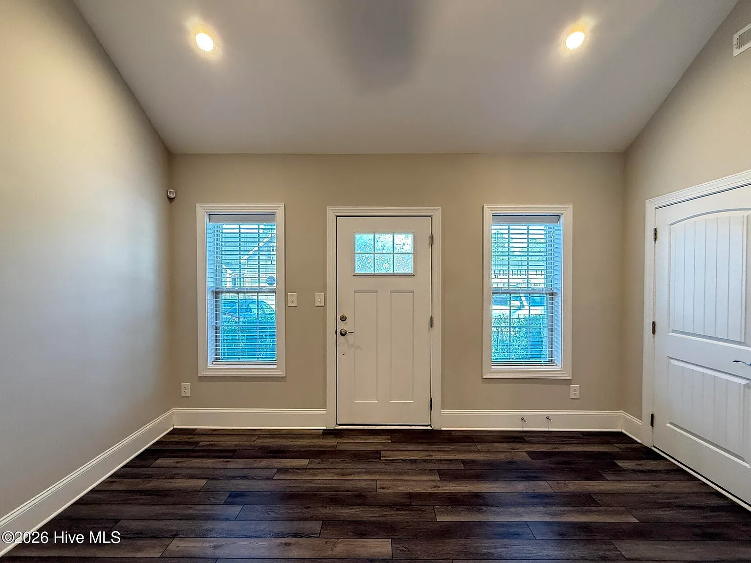 3 bed, 2.5 bath, 2023 sqft, $2,300 — Photo 3