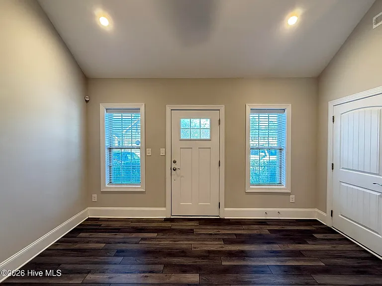 121 Lark Dr — Photo 3