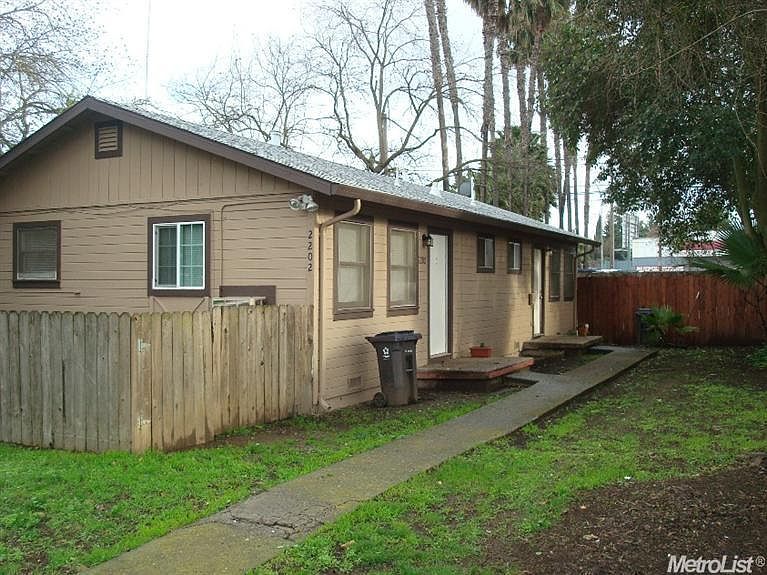 2nd image of 2202 W Elmwood Ave
