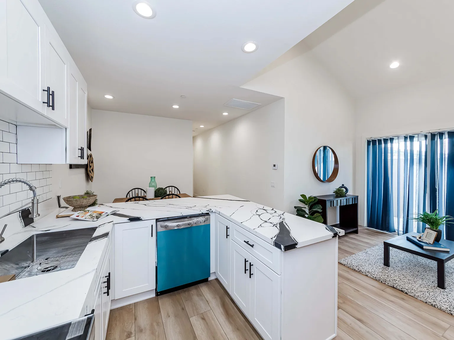 539 W Amerige Ave — Photo 3