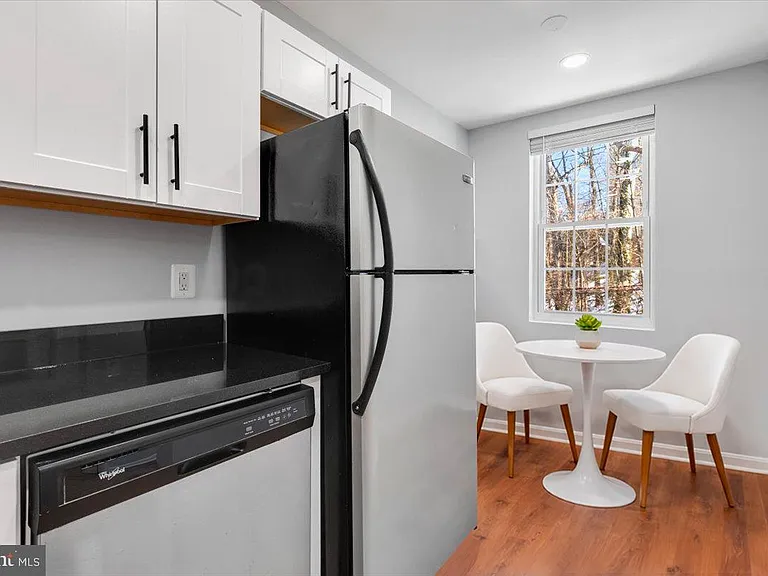 1909 N Rhodes St #25 — Photo 12