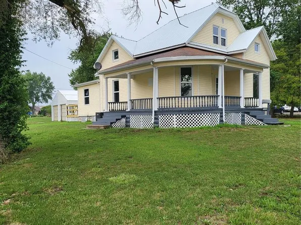 104 E College Ave, Shelbina, MO 63468