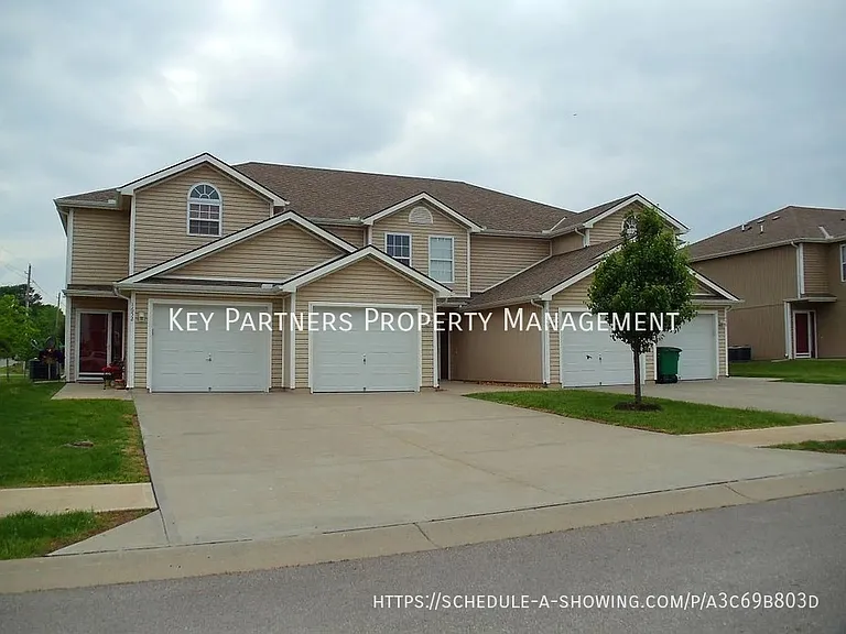 1640 SW Highland Dr — Photo 1