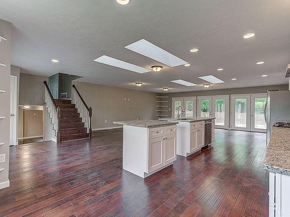 4th image of 601 Rosamond Dr