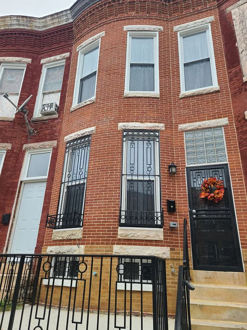 Newly Renovated Two Bedroom & Den — Photo 2