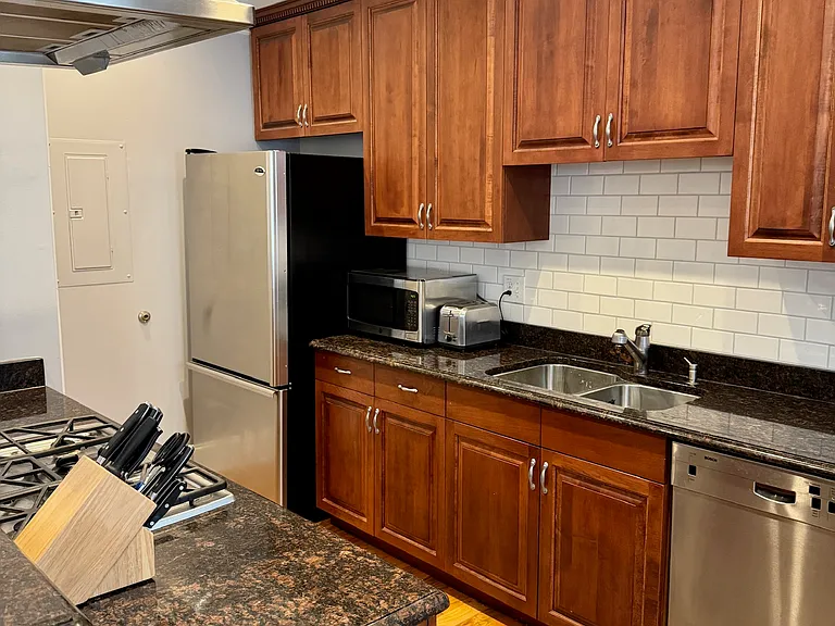 259 14th St NE #204 — Photo 8