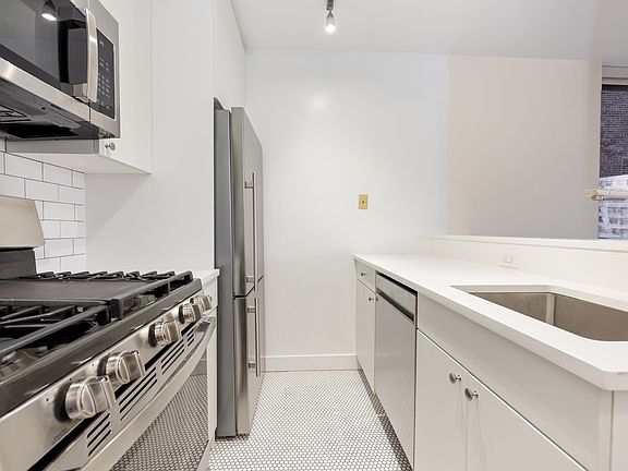 5th image of 245 E 44th St APT 21F