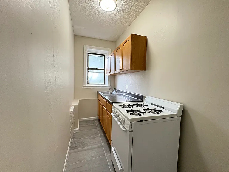 30 Van Velsor Pl #1G — Photo 1