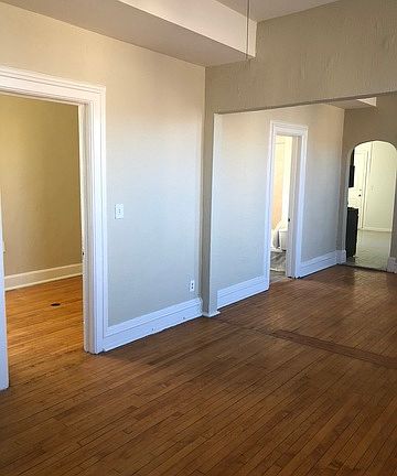 3rd image of 1362 N Greenview Ave #2R