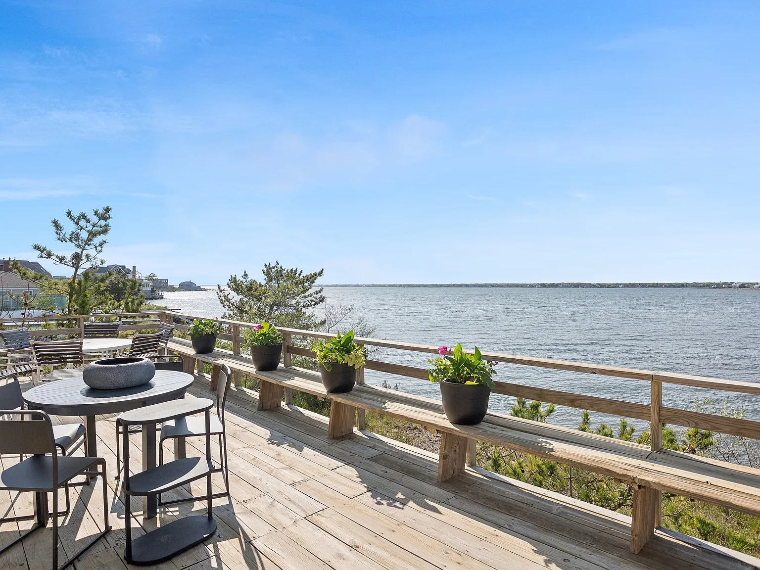 Bayfront Beach Bungalow On Dune Road With Private Ocean Access — Photo 2