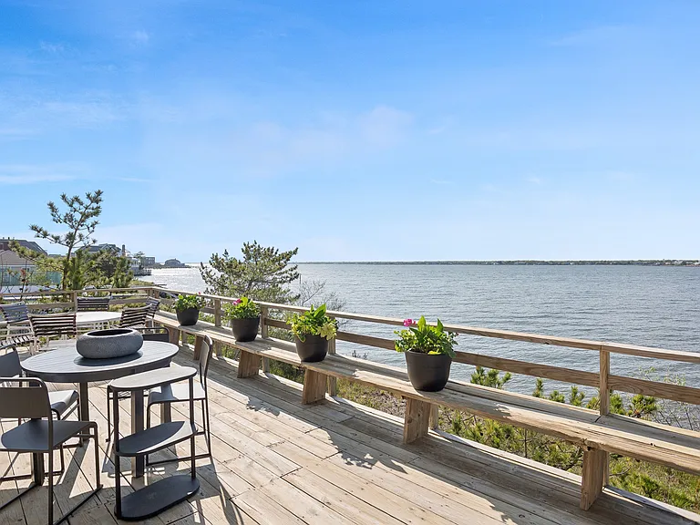 298 Dune Rd — Photo 2