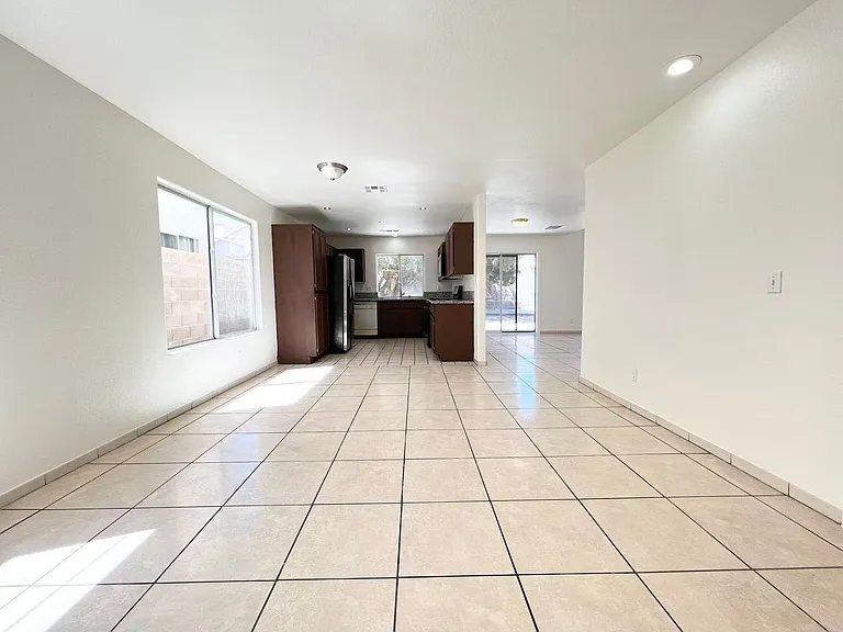 8284 W Rochelle Ave — Photo 6