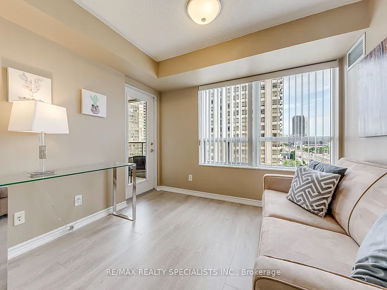 25 Kingsbridge Garden Cir W #924 — Photo 34
