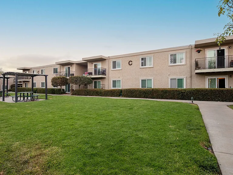 Wexford Manor Apartments — Photo 2