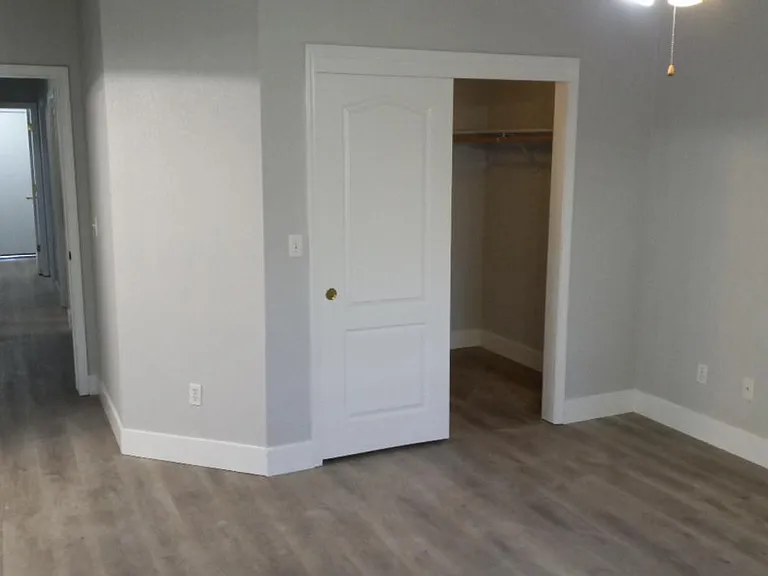 685 Helen Dr — Photo 2