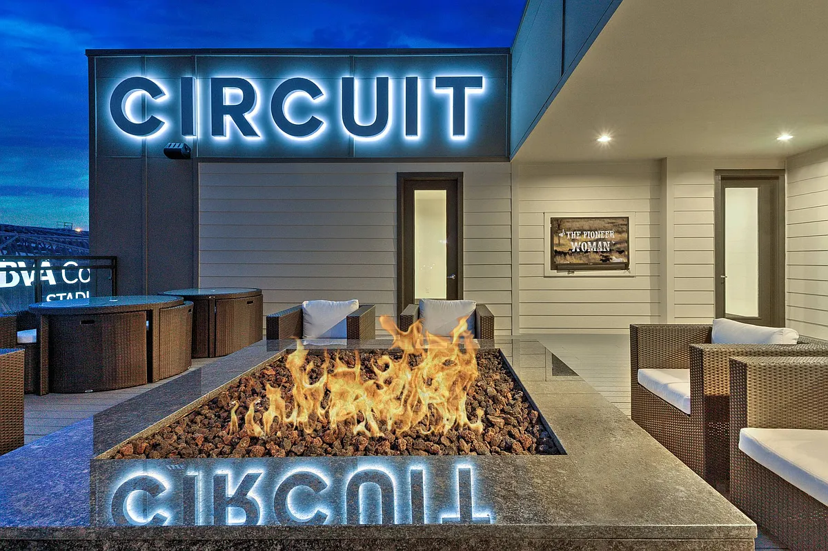 Building Photo - Circuit