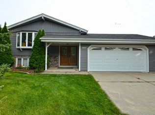 N64W28480 Meadowlark Ln, Hartland, WI 53029