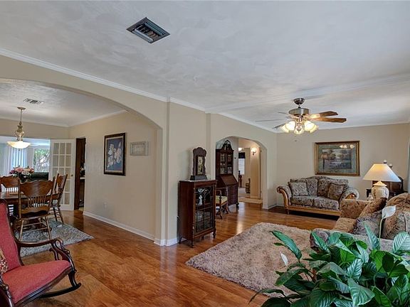 3rd image of 1000 Oak Dr