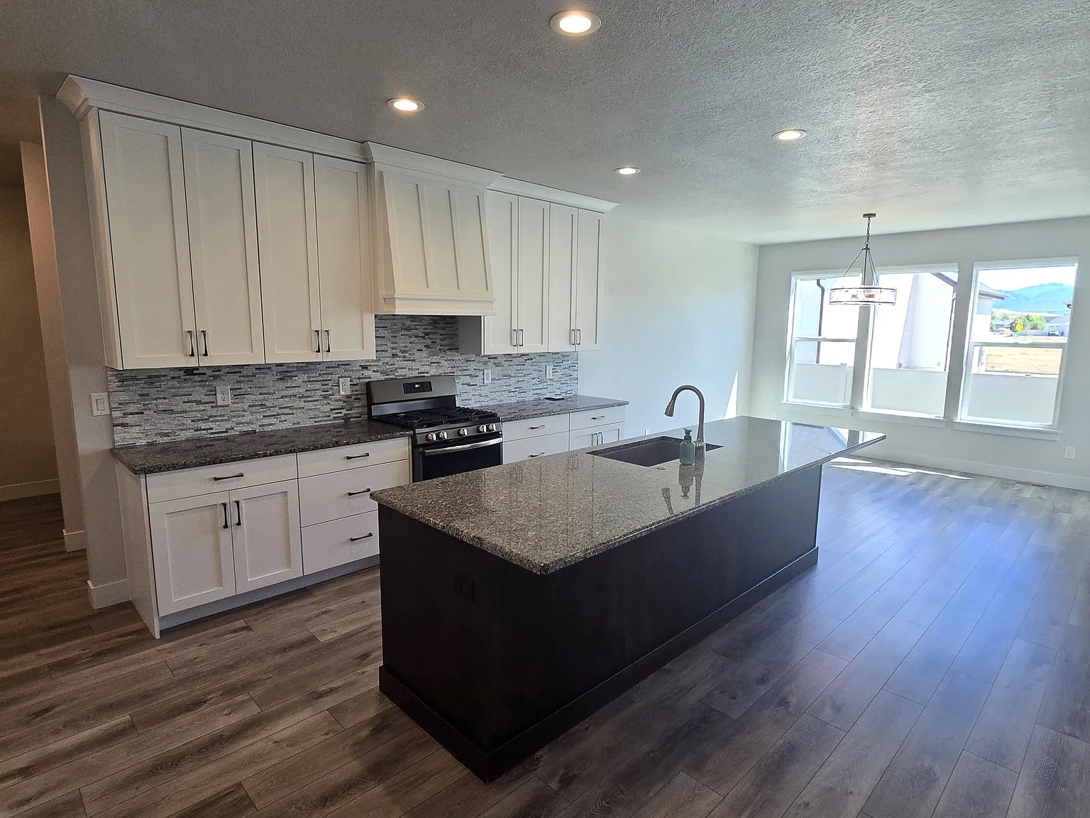 4 Bedroom Mtn Green Rambler! — Photo 4