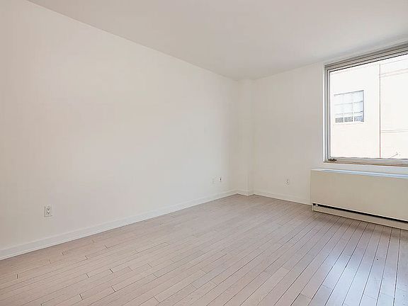 4th image of 250 Bedford Ave #157402