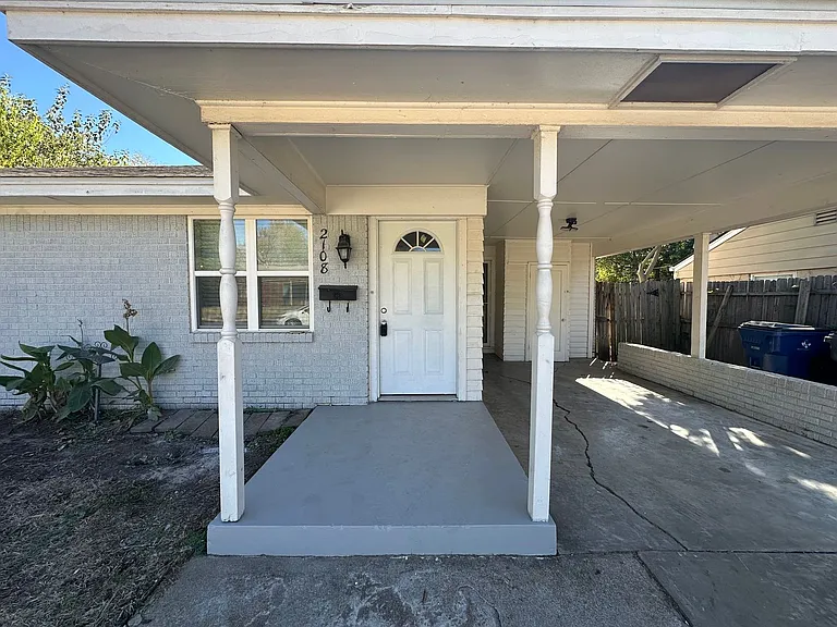 2108 Westchester Dr — Photo 4
