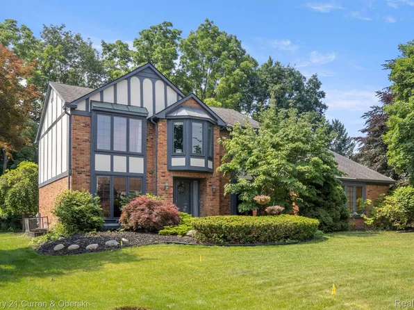 37677 E Meadowhill Dr, Northville, MI 48167