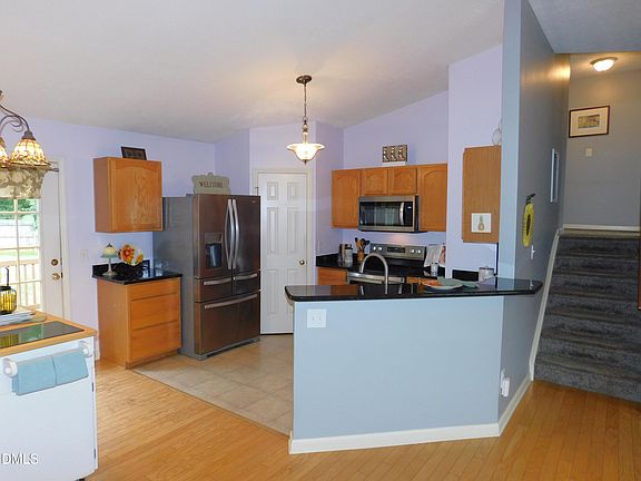 5th image of 94 Silverstone Dr