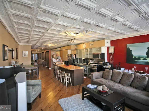 126 Market St APT 3, Philadelphia, PA 19106
