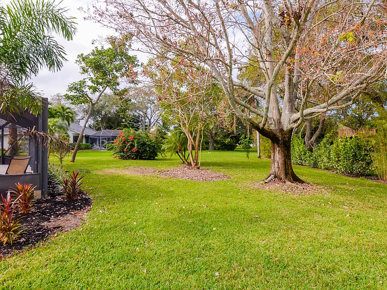 2411 NE Pinecrest Lakes Blvd — Photo 39