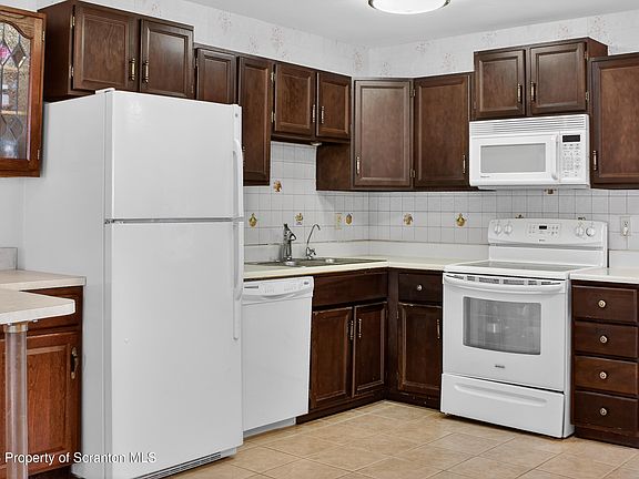 3rd image of 211 Falls Cir