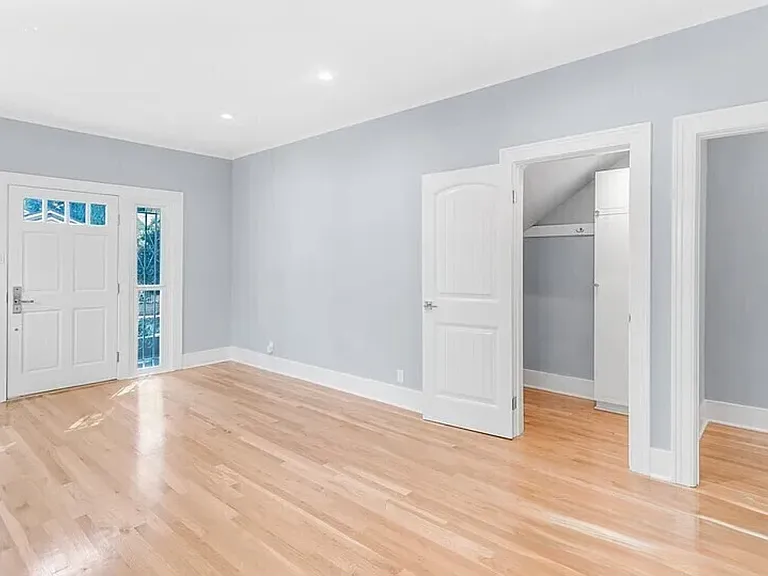 549 N Windsor Blvd — Photo 4