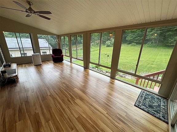 5th image of 127 Buskirk Ln