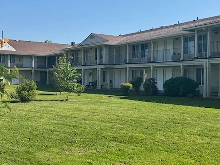 345 E Oregon Ave — Photo 16
