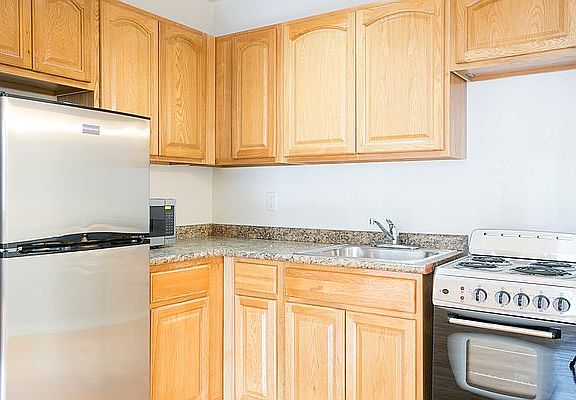 3rd image of 345 W 30th St APT 4D