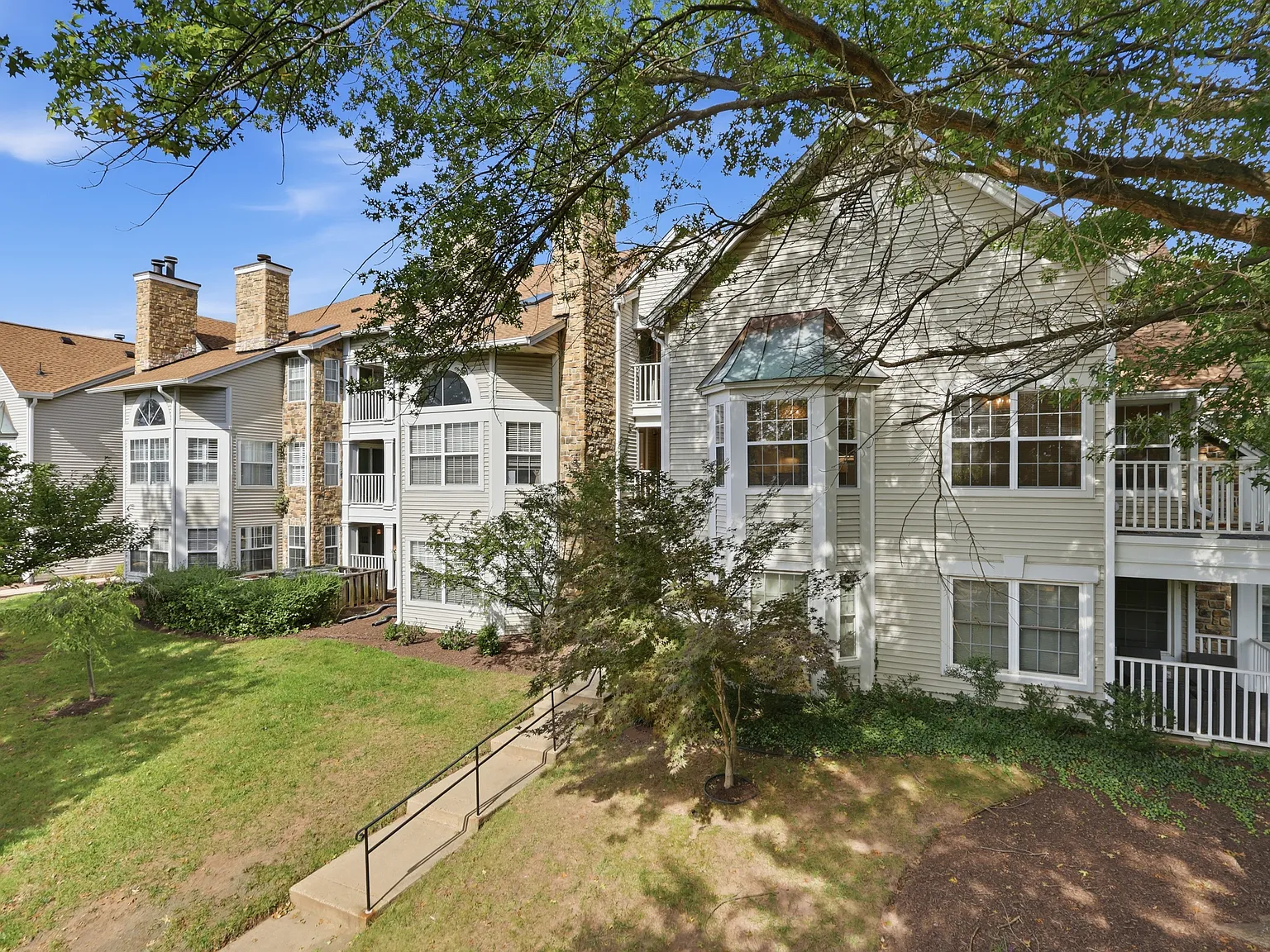 2 bed, 2.0 bath, 1119 sqft, $2,350 — Photo 3