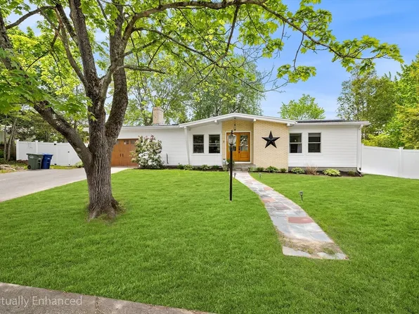 9 Cloverleaf Rd, Leominster, MA 01453
