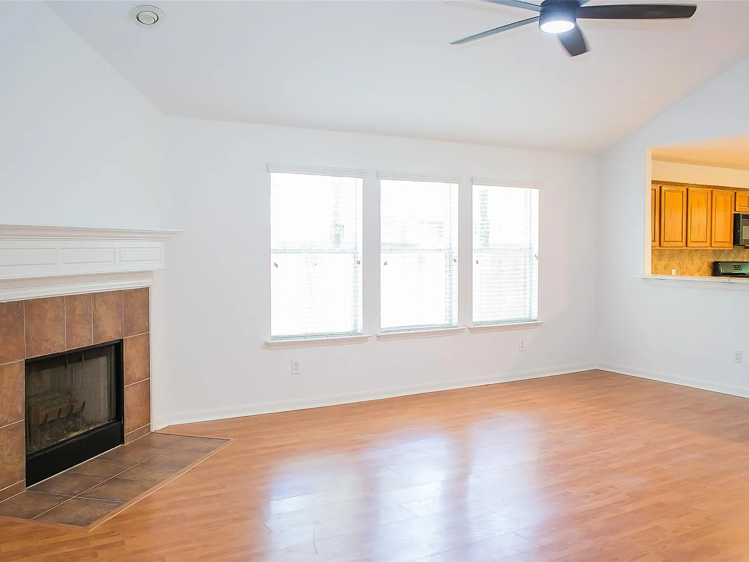 4 bed, 2.0 bath, 1942 sqft, $2,275 — Photo 4