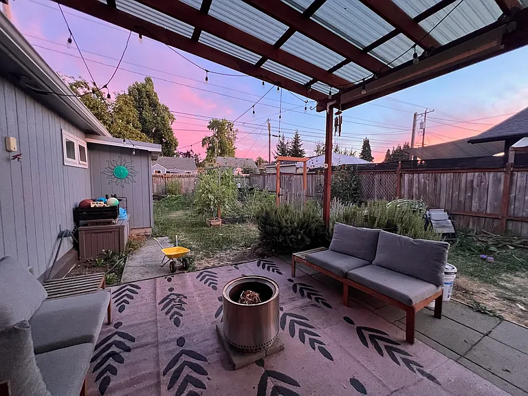 1049 E St — Photo 25