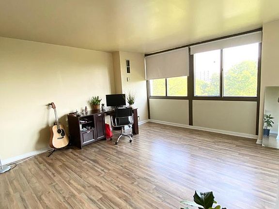 3rd image of 4850 S Lake Park Ave APT 603