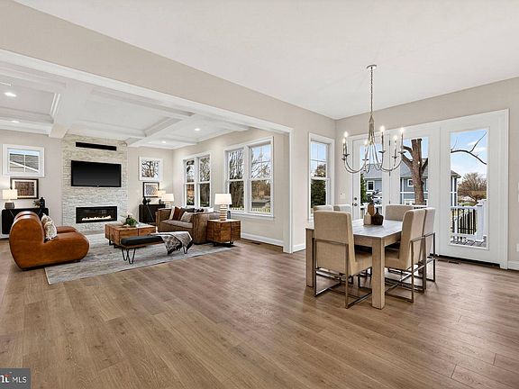 4th image of 902 Olympian Cir SW