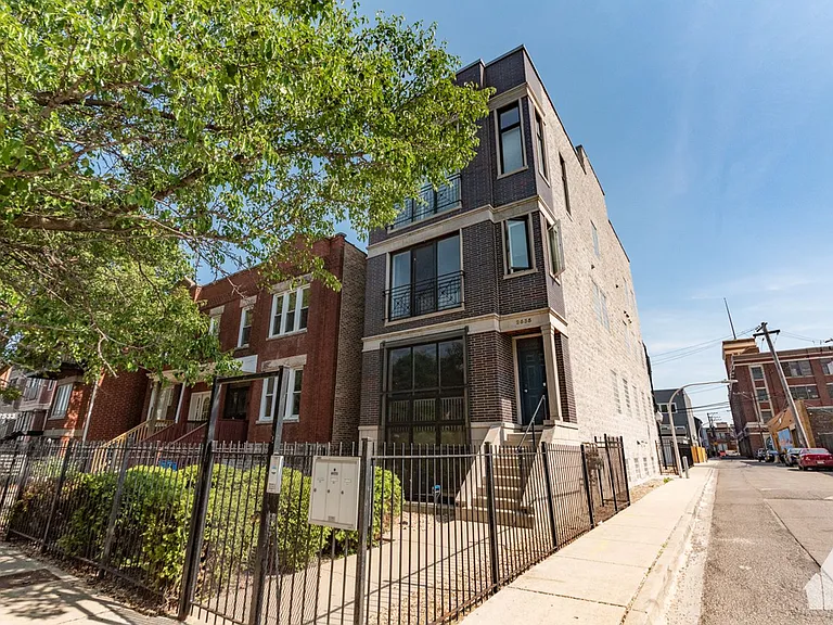 2534 W Flournoy St #1 — Photo 1
