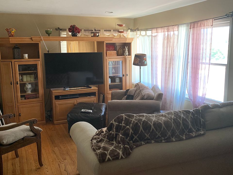 1st image of 2587 Lombardy Blvd
