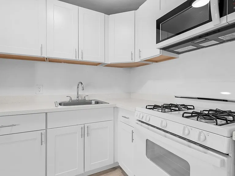 Country Club Apartments — Photo 20