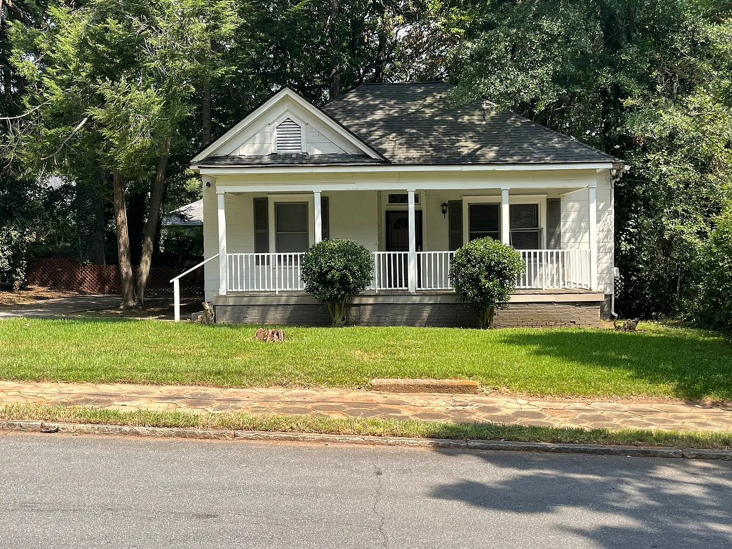 Spacious 3bd/2ba in Capitol View w/ Huge Fenced-In Backyard! — Photo 1