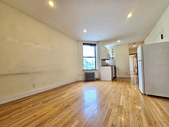 3rd image of 111 E 7th St #88