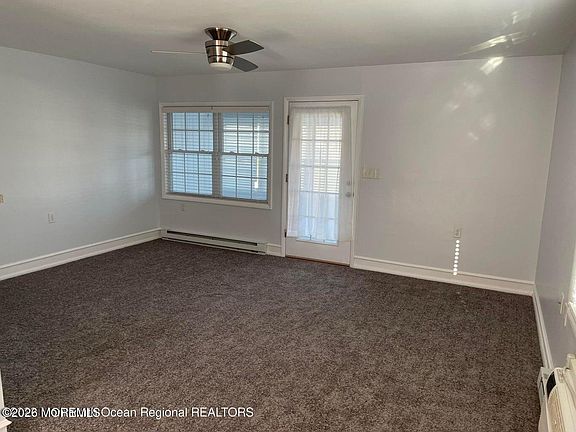 4th image of 393 Chesterfield Ct #A