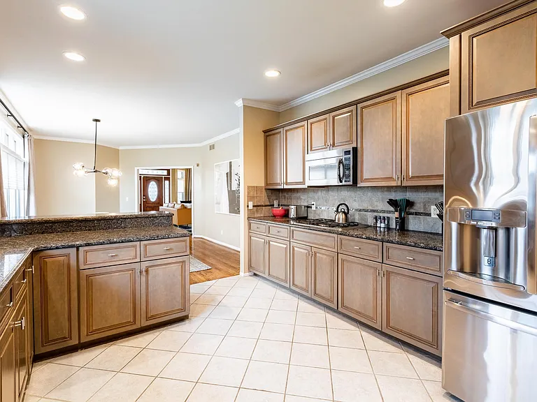1181 Davis Ave — Photo 18