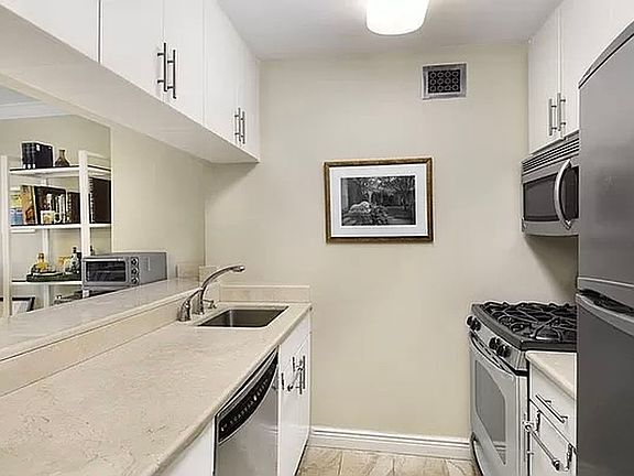 2nd image of 30 W 63rd St APT 8U