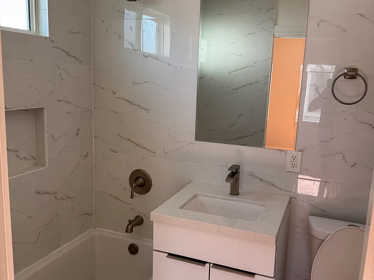 1170 1/2 N Sierra Bonita Ave — Photo 4